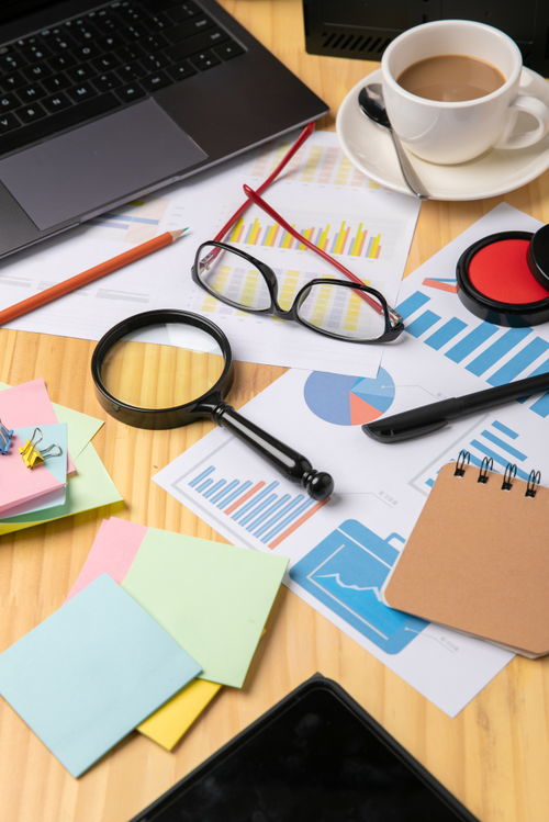 放大鏡數據報表辦公用品商務攝影圖